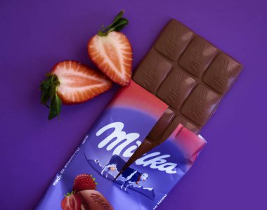 5 Mayıs 2022 Ukrayna şehri Kyiv çikolatası renkli arka planda çilekli Milka