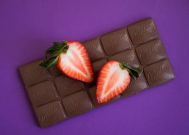 5 Mayıs 2022 Ukrayna şehri Kyiv çikolatası renkli arka planda çilekli Milka