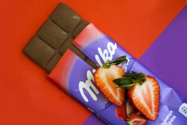 5 Mayıs 2022 Ukrayna şehri Kyiv çikolatası renkli arka planda çilekli Milka