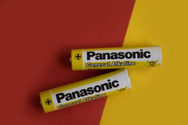 4 Haziran 2022 Ukrayna şehri Kyiv Panasonic bataryaları renkli arka planda