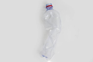 Açık arkaplanda boş plastik şişeler