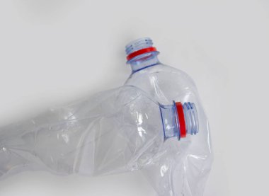 Açık arkaplanda boş plastik şişeler