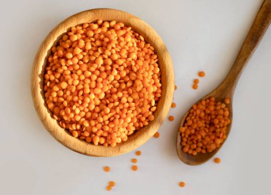 Kırmızı mercimek izole edilmiş ahşap tabak.