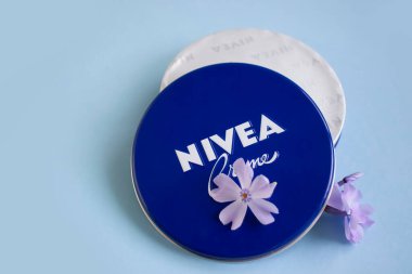 1 Mayıs 2022 Ukrayna şehri Kyiv Nivea kremi, renkli bir arka planda çiçek