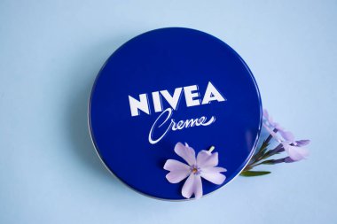 1 Mayıs 2022 Ukrayna şehri Kyiv Nivea kremi, renkli bir arka planda çiçek