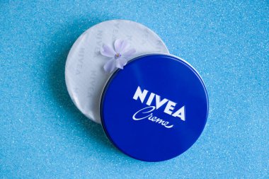 1 Mayıs 2022 Ukrayna şehri Kyiv Nivea kremi, renkli bir arka planda çiçek