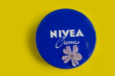 1 Mayıs 2022 Ukrayna şehri Kyiv Nivea kremi, renkli bir arka planda çiçek