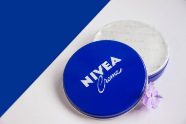 1 Mayıs 2022 Ukrayna şehri Kyiv Nivea kremi, renkli bir arka planda çiçek
