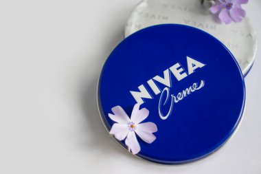 1 Mayıs 2022 Ukrayna şehri Kyiv Nivea kremi, renkli bir arka planda çiçek