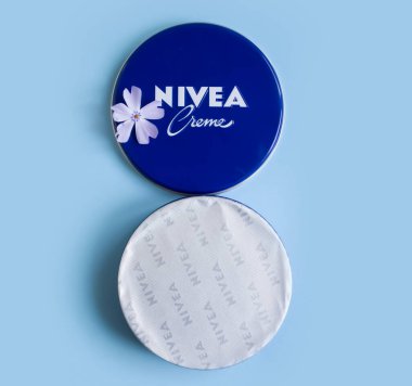 1 Mayıs 2022 Ukrayna şehri Kyiv Nivea kremi, renkli bir arka planda çiçek