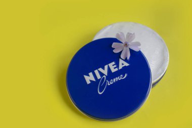 1 Mayıs 2022 Ukrayna şehri Kyiv Nivea kremi, renkli bir arka planda çiçek