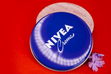 1 Mayıs 2022 Ukrayna şehri Kyiv Nivea kremi, renkli bir arka planda çiçek