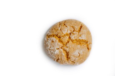 Beyaz arkaplanda izole edilmiş lezzetli kurabiyeler