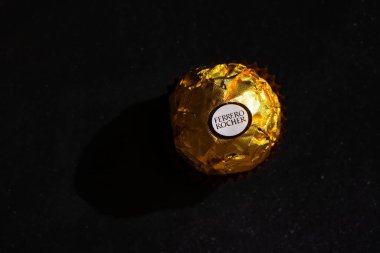 7 Eylül 2022 Ukrayna şehri Kyiv, Ferrero Rocher 'ın siyah arka planda şekeri.