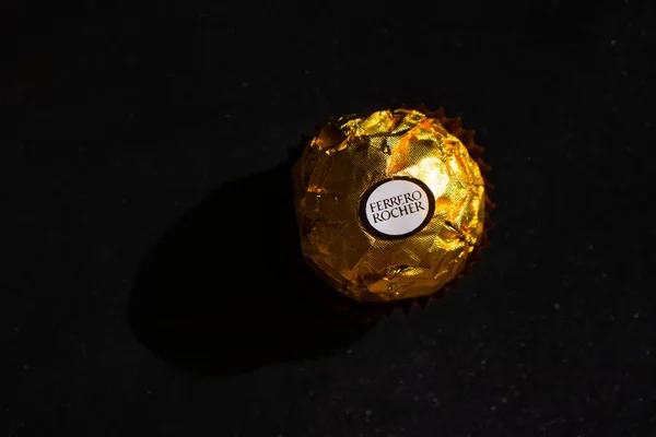 Septiembre 2022 Ucrania Ciudad Kiev Caramelo Ferrero Rocher Sobre Fondo — Foto de Stock