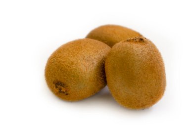 Tüm kivi meyveleri beyaz arkaplanda izole edilmiş