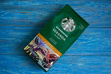 14 Mayıs 2022 Ukrayna şehri Kyiv Starbucks. Ahşap bir arka planda kahve paketi.