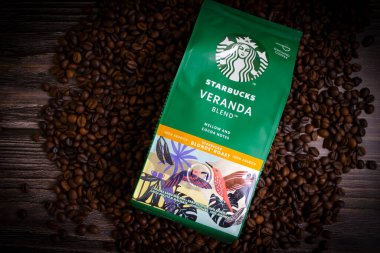 14 Mayıs 2022 Ukrayna şehri Kyiv Starbucks. Ahşap bir arka planda kahve paketi.