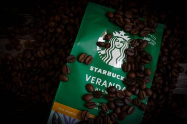 14 Mayıs 2022 Ukrayna şehri Kyiv Starbucks. Ahşap bir arka planda kahve paketi.