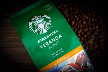 14 Mayıs 2022 Ukrayna şehri Kyiv Starbucks. Ahşap bir arka planda kahve paketi.