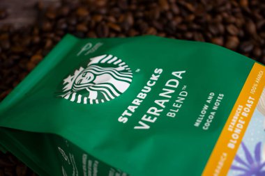 14 Mayıs 2022 Ukrayna şehri Kyiv Starbucks. Ahşap bir arka planda kahve paketi.