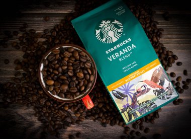 14 Mayıs 2022 Ukrayna şehri Kyiv Starbucks. Ahşap bir arka planda kahve paketi.
