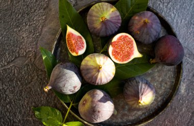 Eski arkaplanda taze incir