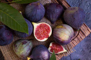 Eski arkaplanda taze incir