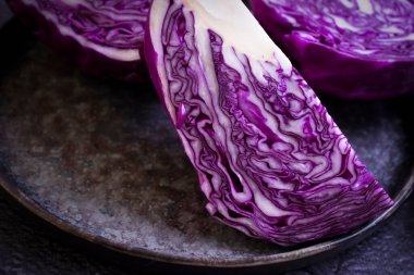 Koyu arkaplanda kırmızı lahana