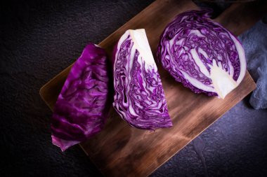 Koyu arkaplanda kırmızı lahana