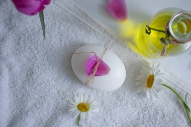 Kozmetik sabun, papatya çiçeği, arka planda şakayık.