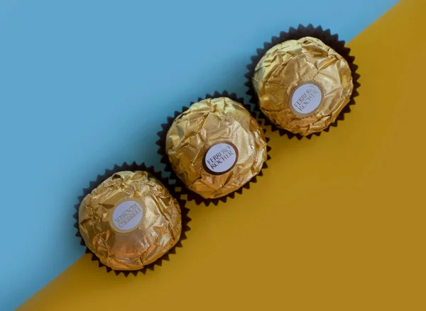 September 2022 Ukraine City Kyiv Candy Ferrero Rocher Colored Background — Foto de Stock