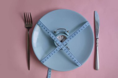 Plaka alarmı, bir renk arkaplanındaki mezura