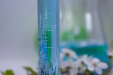 Işık arkaplan üzerinde laboratuvar şişesi çiçeği