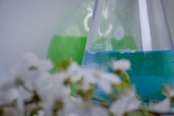 浅色背景的实验室花瓶 — 图库照片