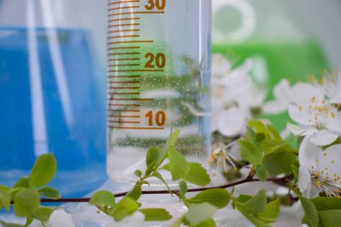 Işık arkaplan üzerinde laboratuvar şişesi çiçeği