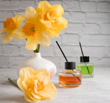 Ev için parfüm, arka planda çiçek