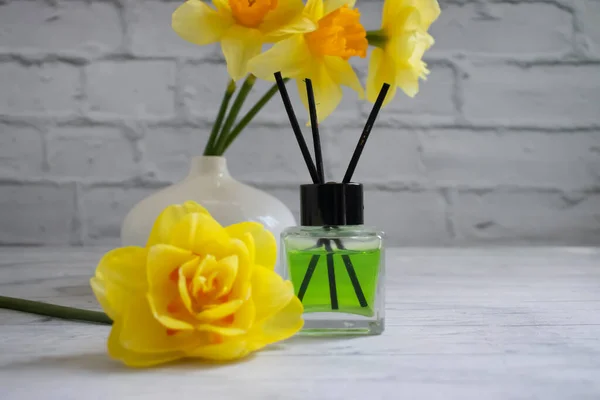 Perfumy Dla Domu Kwiat Jasnym Tle — Zdjęcie stockowe