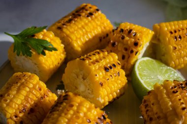 ahşap zemin üzerinde ızgara mısır