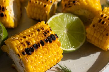 ahşap zemin üzerinde ızgara mısır