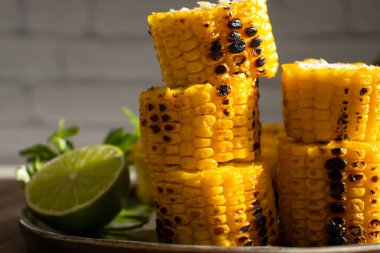 ahşap zemin üzerinde ızgara mısır