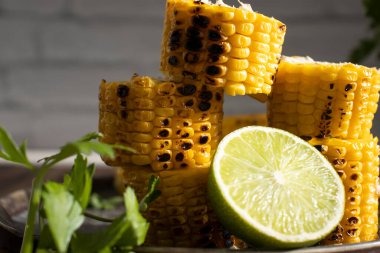 ahşap zemin üzerinde ızgara mısır