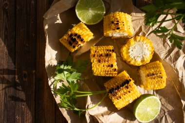 ahşap zemin üzerinde ızgara mısır