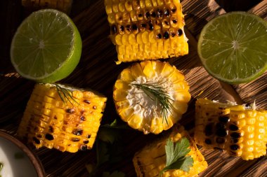 ahşap zemin üzerinde ızgara mısır