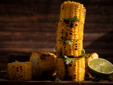 ahşap zemin üzerinde ızgara mısır