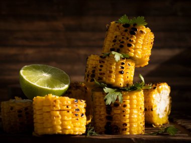 ahşap zemin üzerinde ızgara mısır