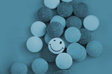 Renkli arka planda haplar