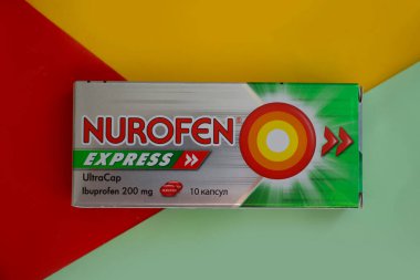 6 Ekim 2022 Ukrayna şehri Kyiv renkli arkaplan üzerinde Nurofen Express tabletlerinin ambalajı