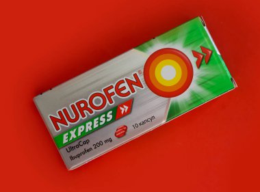 6 Ekim 2022 Ukrayna şehri Kyiv renkli arkaplan üzerinde Nurofen Express tabletlerinin ambalajı