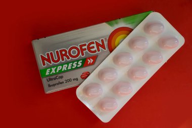 6 Ekim 2022 Ukrayna şehri Kyiv renkli arkaplan üzerinde Nurofen Express tabletlerinin ambalajı